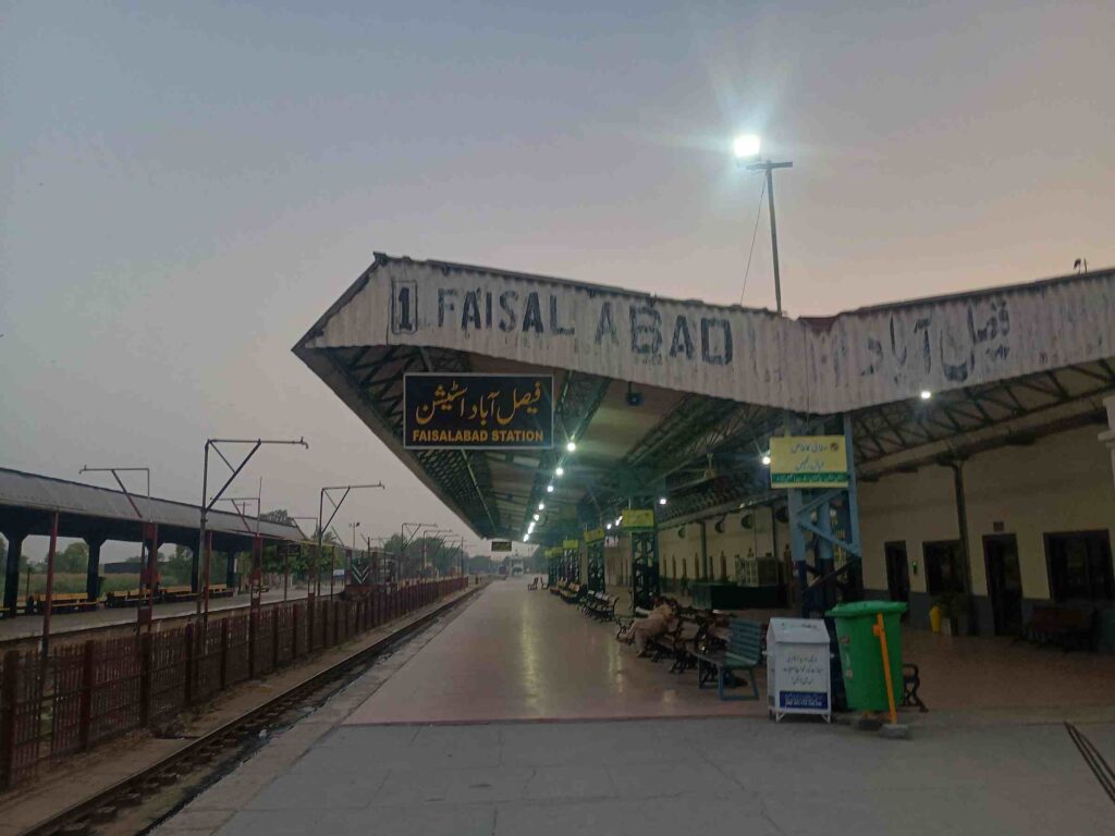 faisalabad-railway-station-platofrm