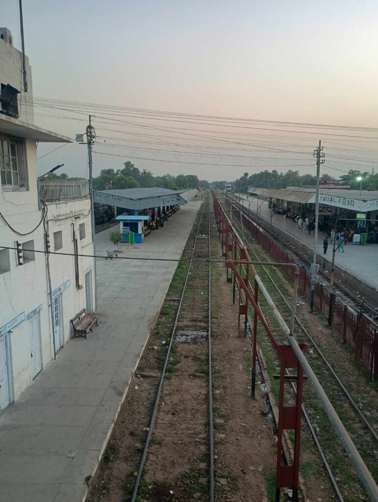 Faisalabad-railway-station-platform-2.jpg
