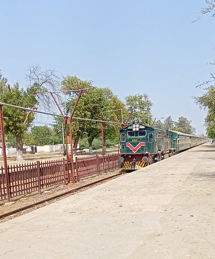 Millat Express At Sargodha Jn