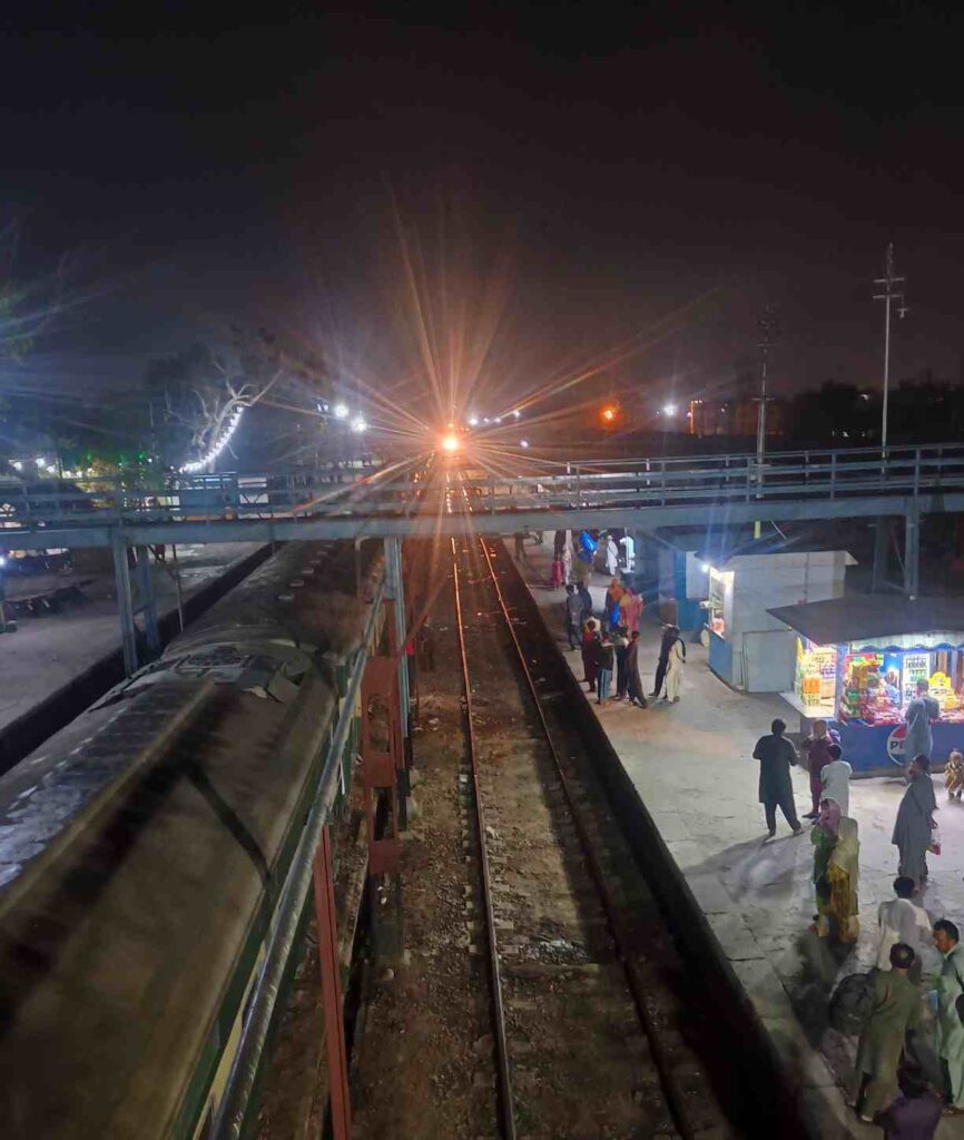 rehman-baba-express-arriving-faisalabad-railway-station