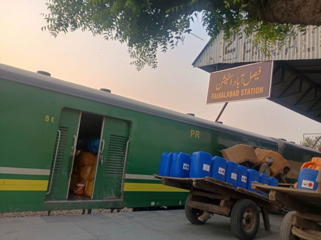 faisalabad to lahore train 